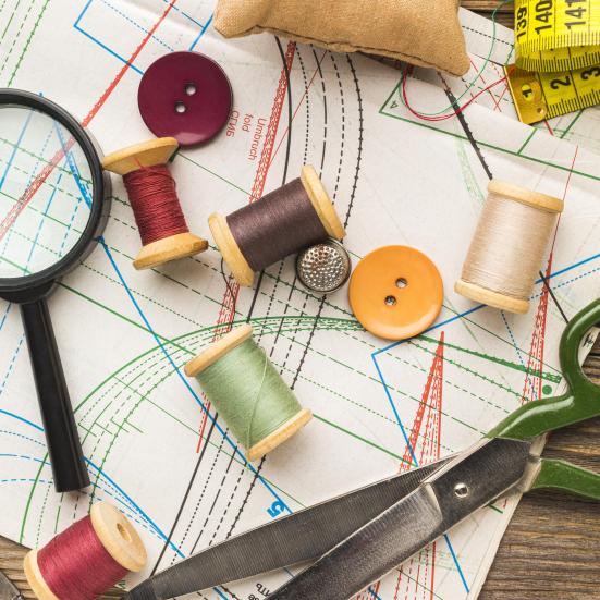 Sygrej liggende på et bord.