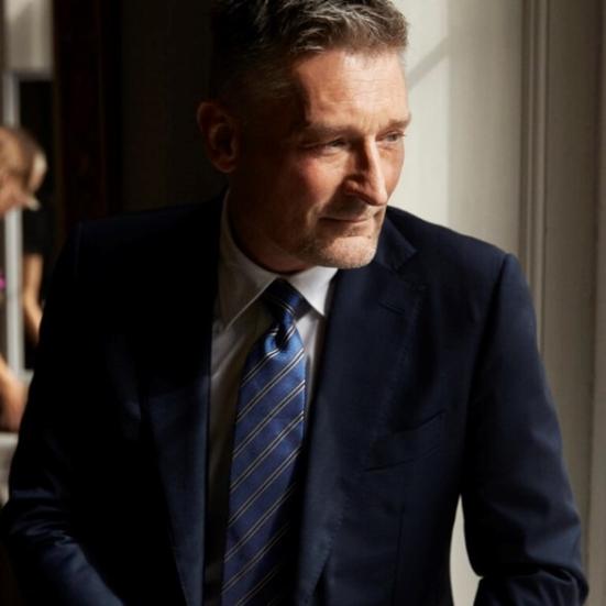 Portrætfoto af auktionarius Kasper Nielsen.