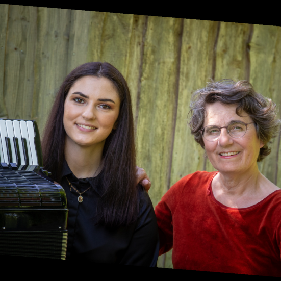 Iben Mazanti og Anastasia Zubova, der optræder og spiller i forestillingen. 