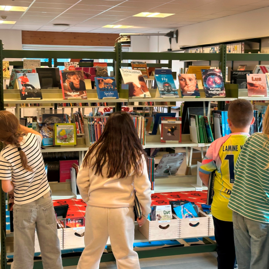 Børn, der kigger efter bøger på Havdrup Bibliotek.