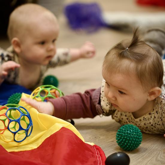 Babyer, der leger med bolde