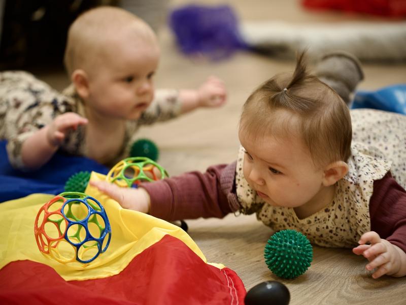 Babyer, der leger med bolde
