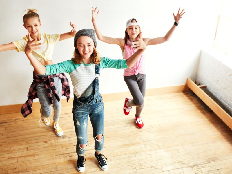 Tre piger der danser hip hop