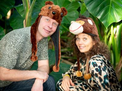 En mand og en kvinde, der begge har huer formet som dyr på.