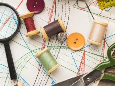 Sygrej liggende på et bord.