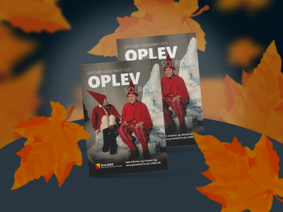 Bibliotekets arrangementsfolder OPLEV, på mørk baggrund med orange efterårsblade rundt om.