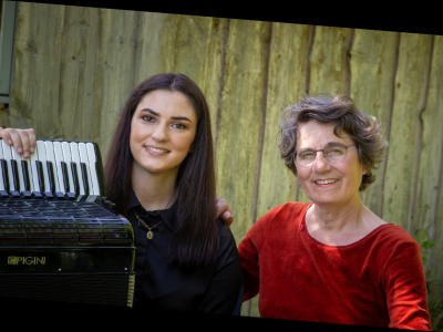 Iben Mazanti og Anastasia Zubova, der optræder og spiller i forestillingen. 
