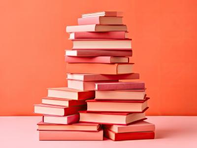 Stor stak bøger i rødlige nuancer.