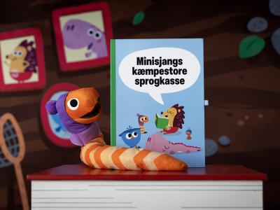 Foto af Minisjangs Kæmpestore Sprogkasse, med en Orm-bamse på.