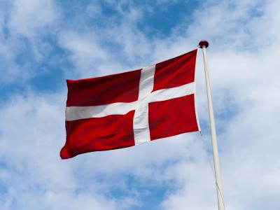 Dannebrogsflag på flagstand.