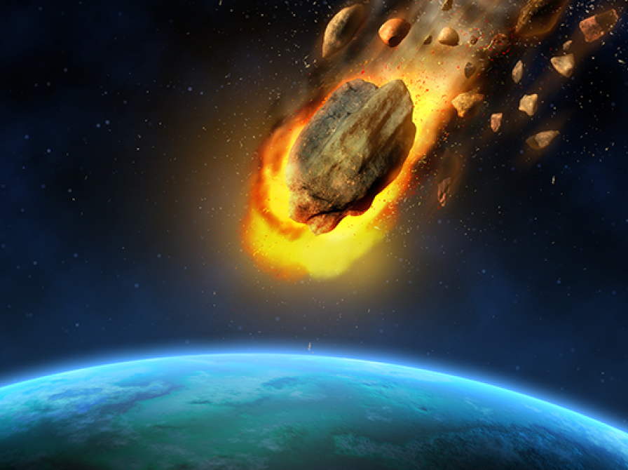 En brændende asteroide i rummet, der flyver mod Jorden.