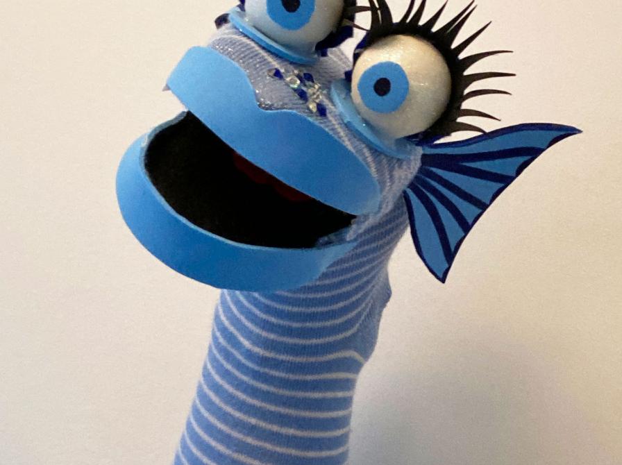 Blåstribet sok lavet om til dukke med store øjne