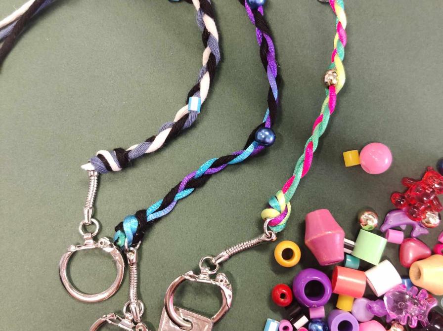 Farverige perler og flettede nøglesnore